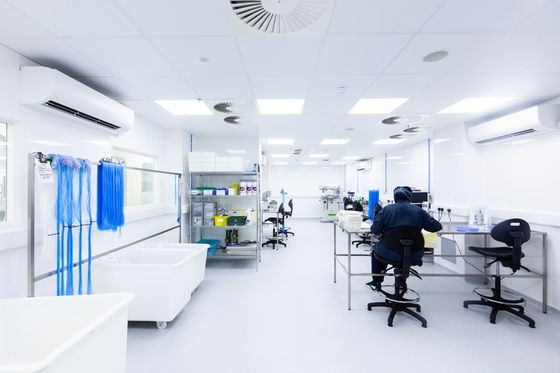Quá trình sản xuất được kiểm soát ISO 8 Phòng sạch với sàn epoxy và điều khiển PLC